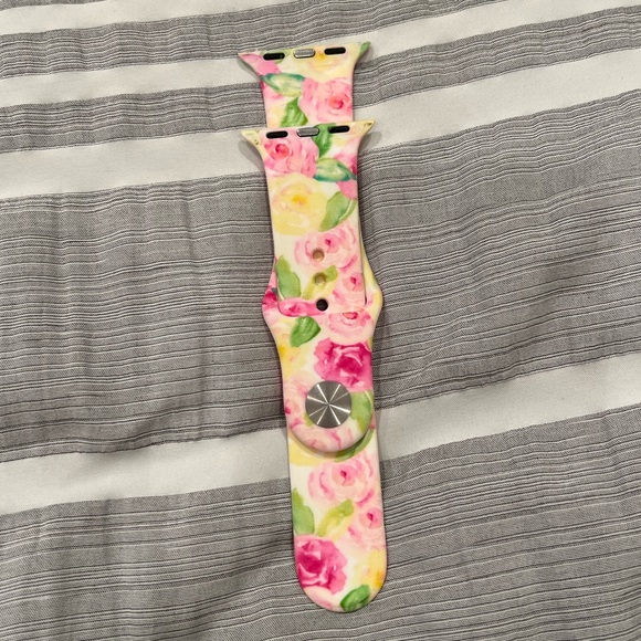 NWOT Roses Apple Watch Band 38 MM/40MM - Picture 2 of 2